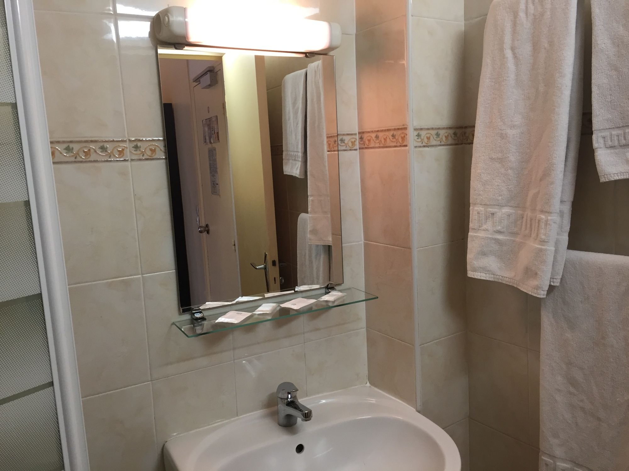 Фото Hôtel des Pyrénées