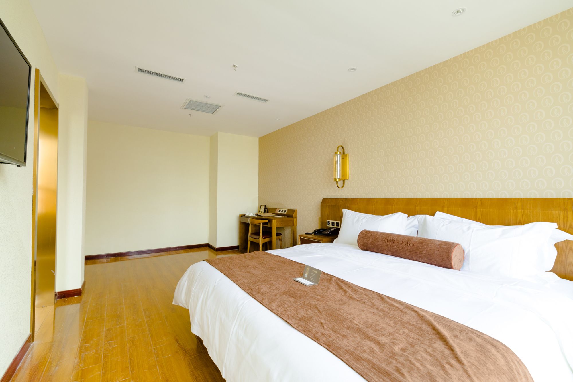 Фото Qingdao James Joyce Hotel