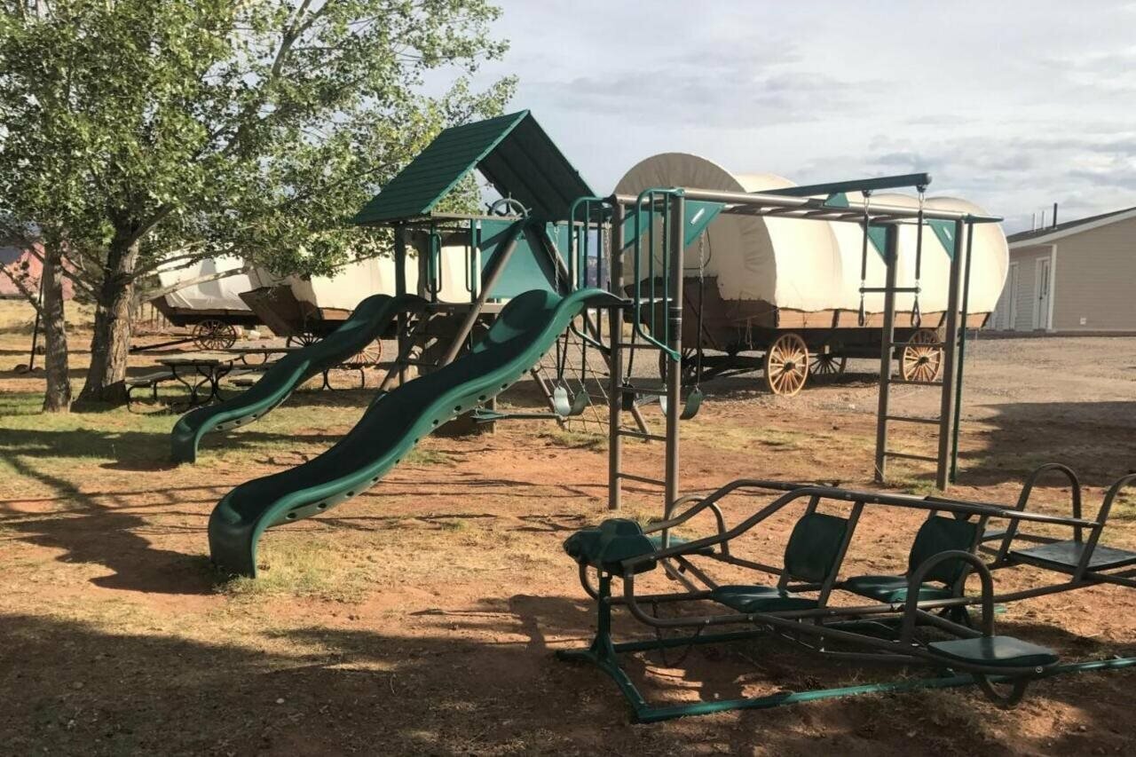 Фото Broken Spur Inn & Steakhouse