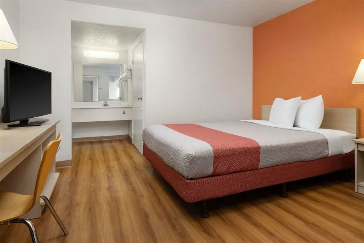 Фото Motel 6 Buena Park, Ca - Knotts Berry Farm - Disneyland