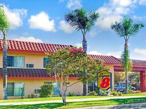 Гостиница Super 8 by Wyndham Upland Ontario Ca в Онтарио