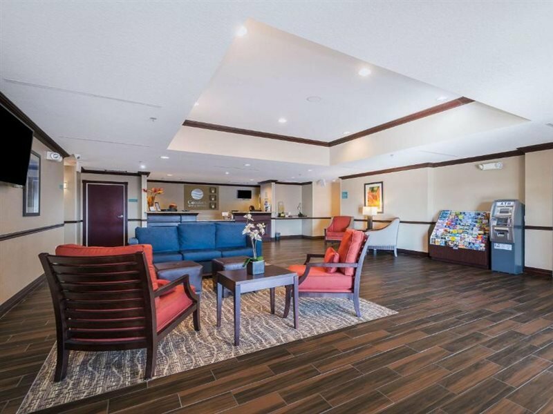 Фото Comfort Inn & Suites Maingate South