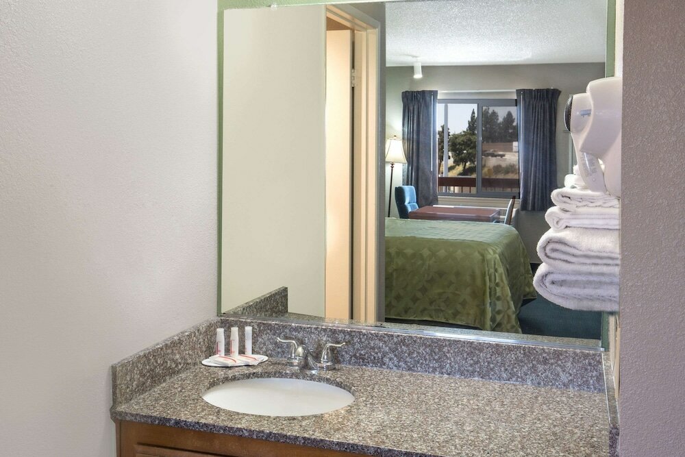 Фото Days Inn by Wyndham Ontario Airport