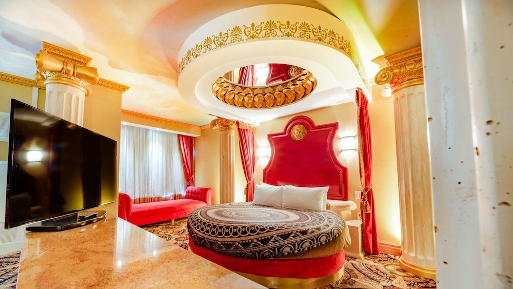 Фото Fantasyland Hotel