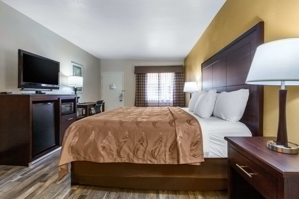 Фото Quality Inn & Suites near Downtown Mesa