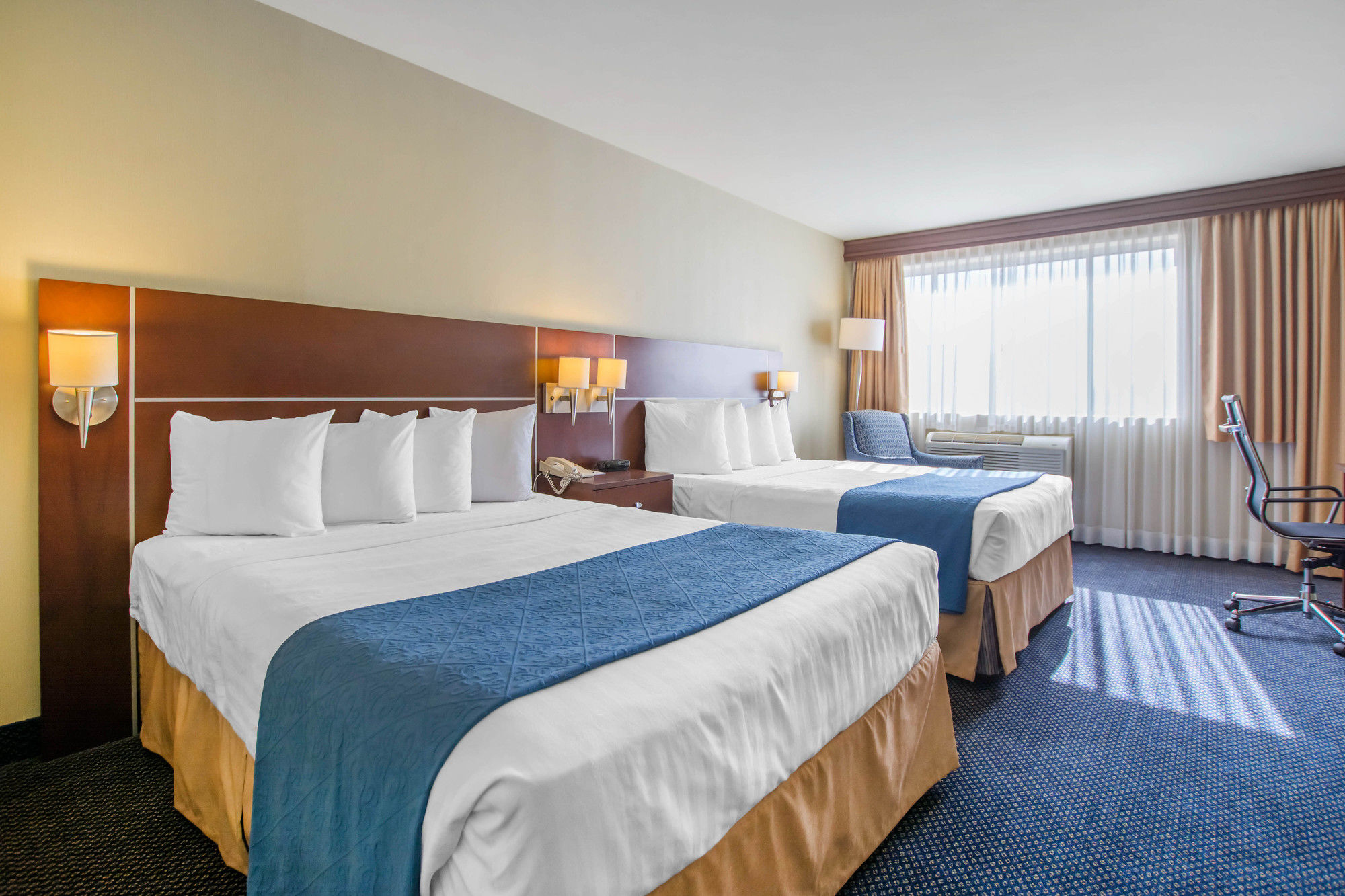 Фото Quality Inn & Suites Brossard