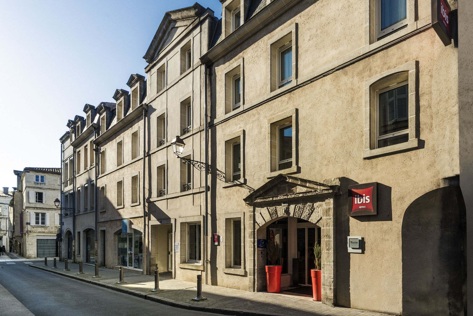 Фото Ibis La Rochelle Centre Historique