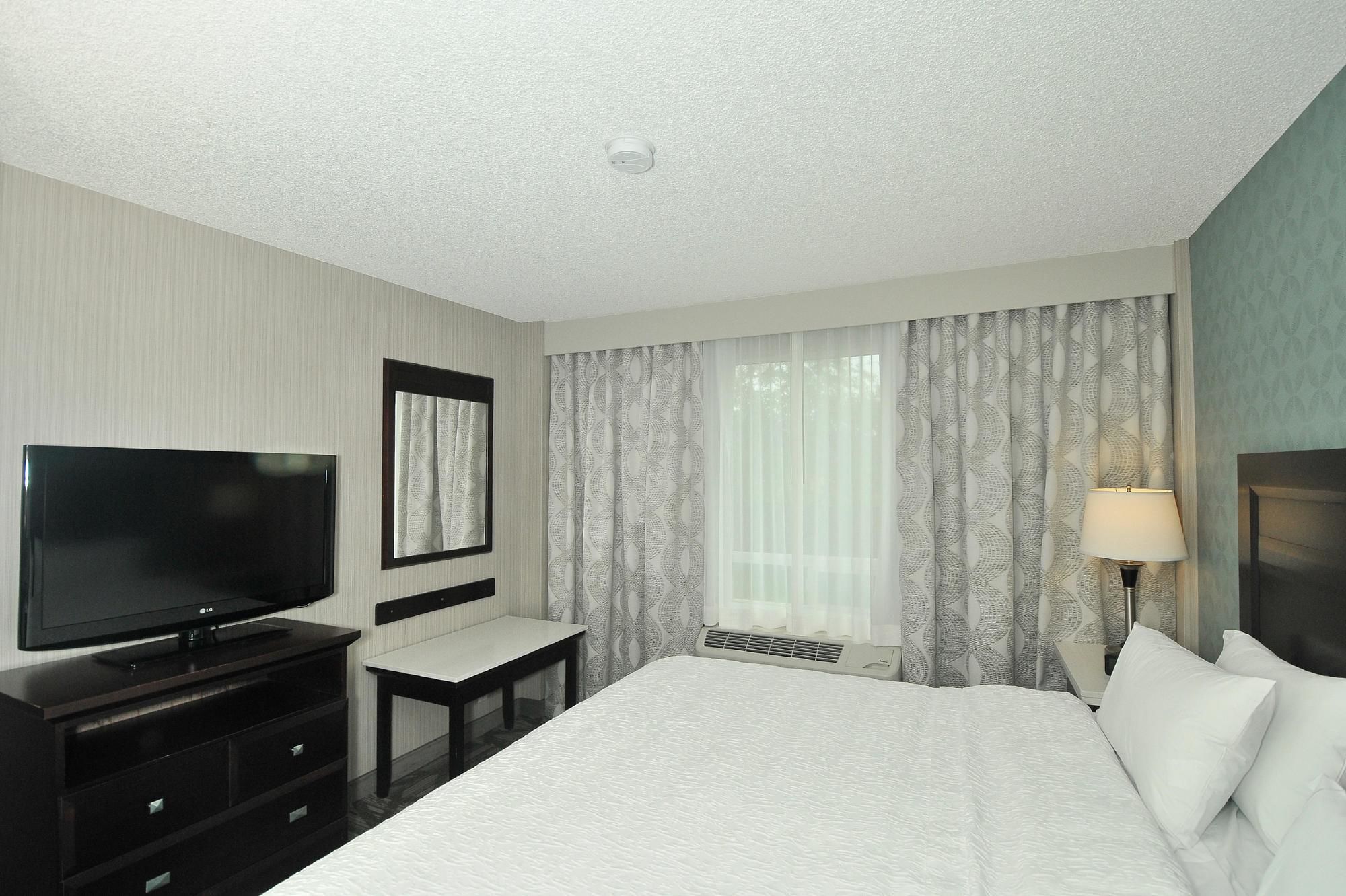Фото Hampton Inn & Suites by Hilton Calgary Airport
