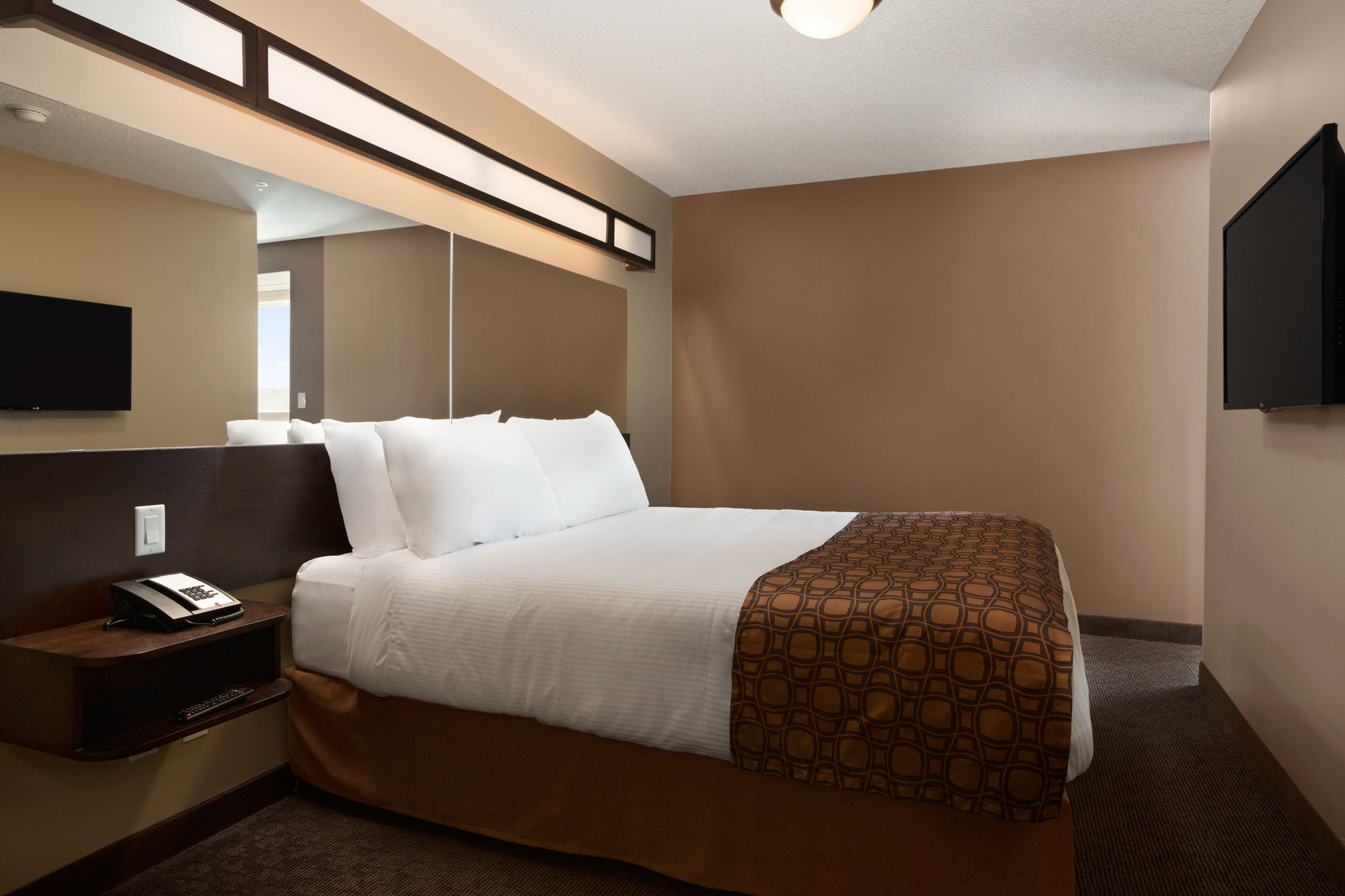 Фото Microtel Inn & Suites by Wyndham Lloydminster