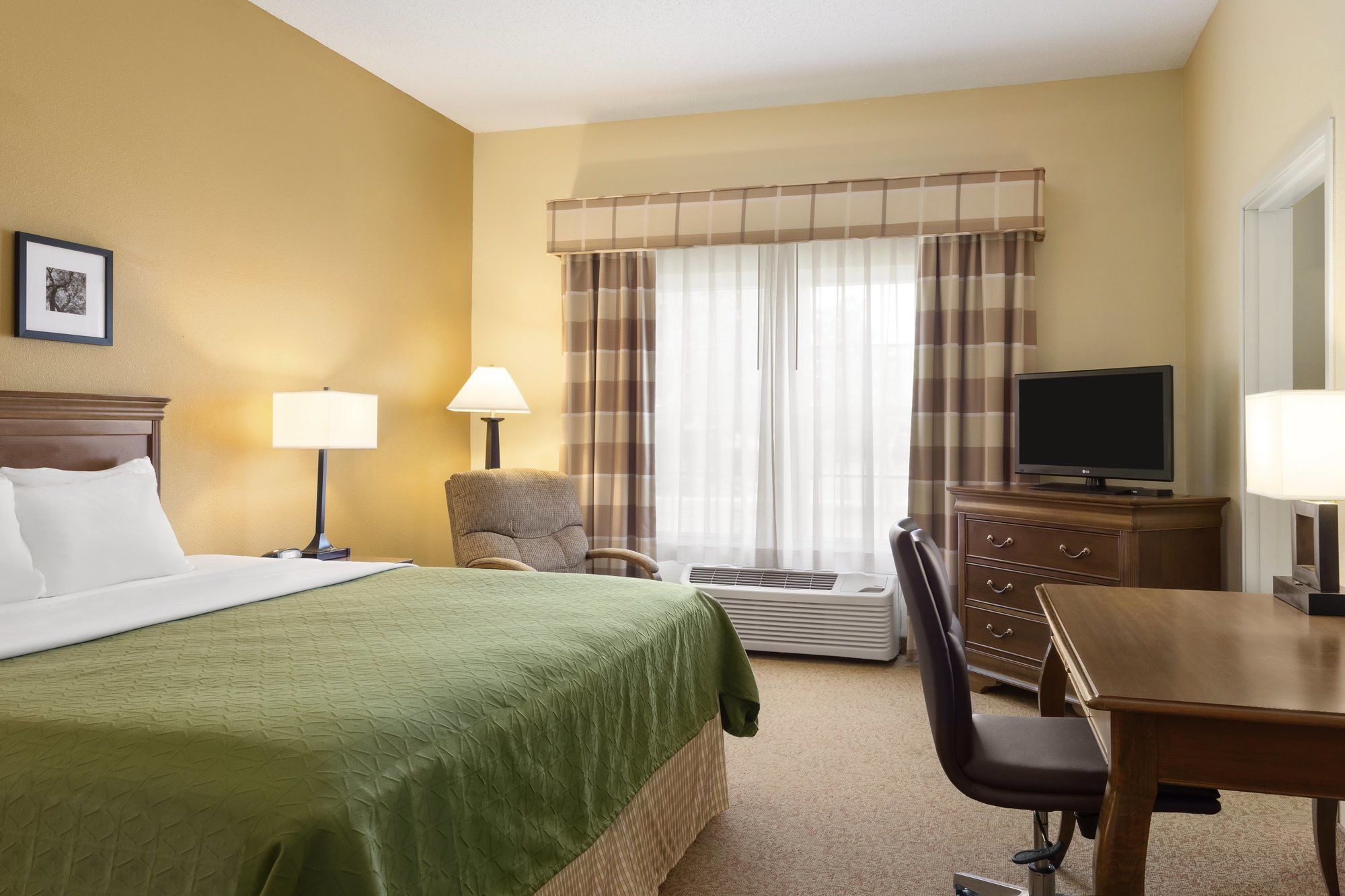 Фото Country Inn & Suites by Radisson, Salina, Ks