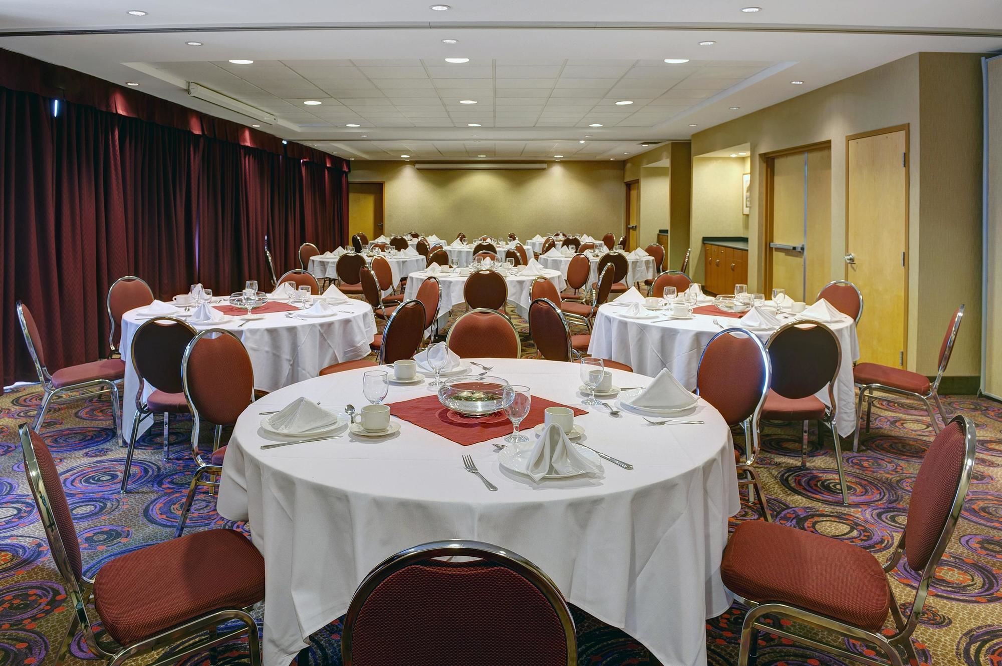 Фото Hampton Inn & Suites by Hilton Langley-Surrey