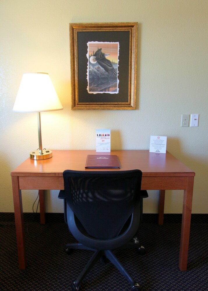 Фото Days Inn & Suites by Wyndham Thompson