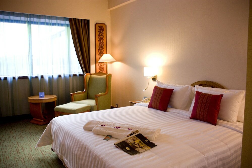 Фото The Centrepoint Hotel