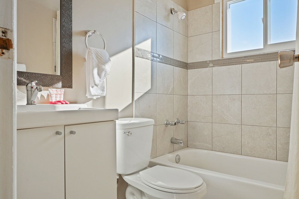 Фото Hotel Bethel - Fort MacLeod, Ab