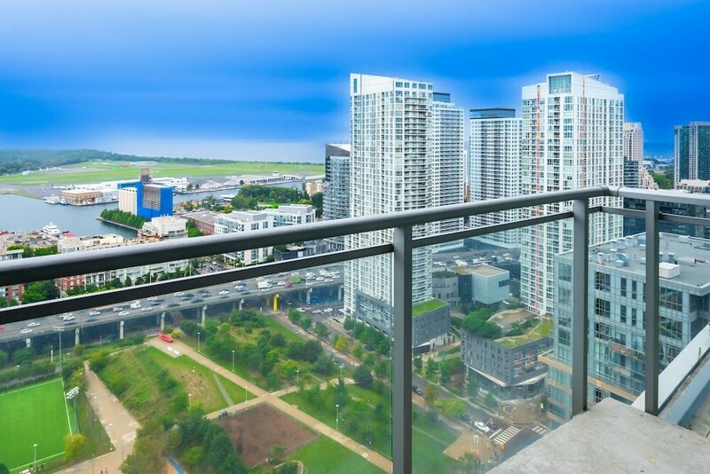 Гостиница Waterfront Dream Suites в Торонто