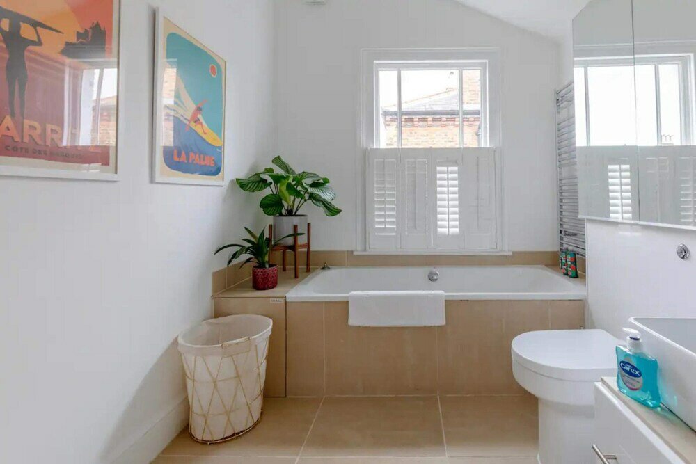 Фото Beautifully Designed 2bd House - by Queen's Park!