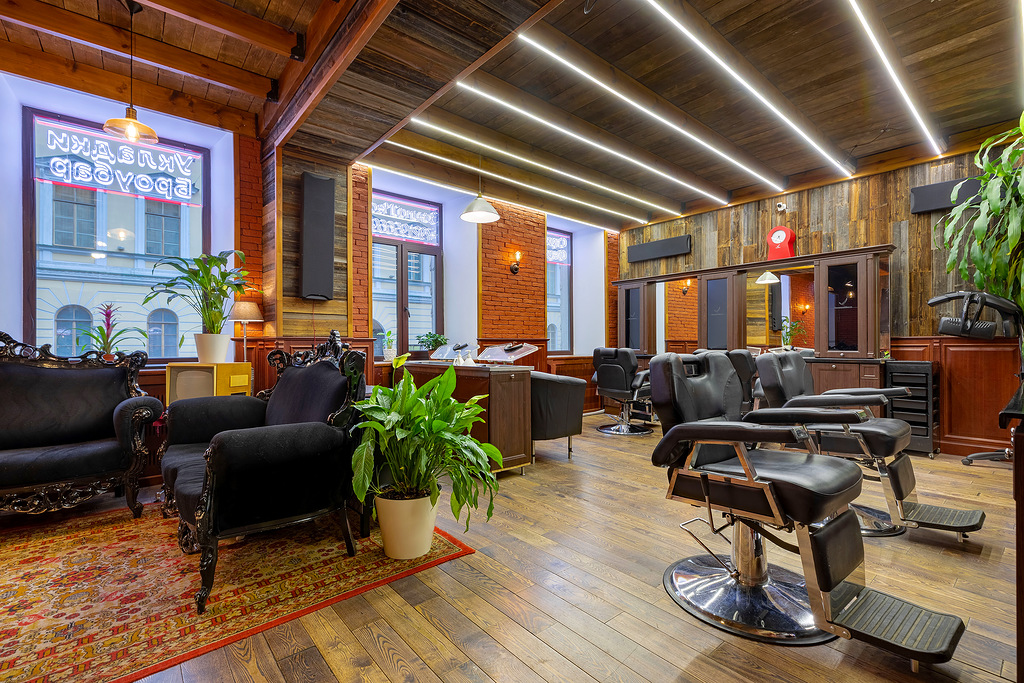 Porno xotini sikiklari uning erini ichida eshak bilan kamming strap-on