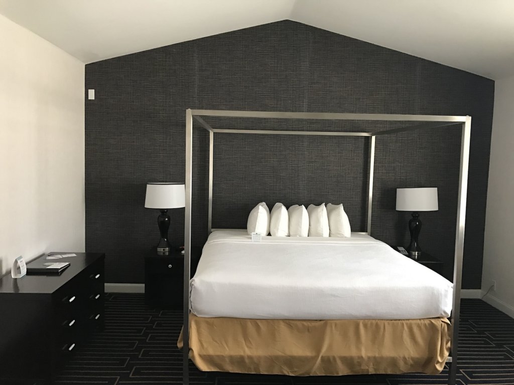 Фото Best Western Plus Palm Court Hotel