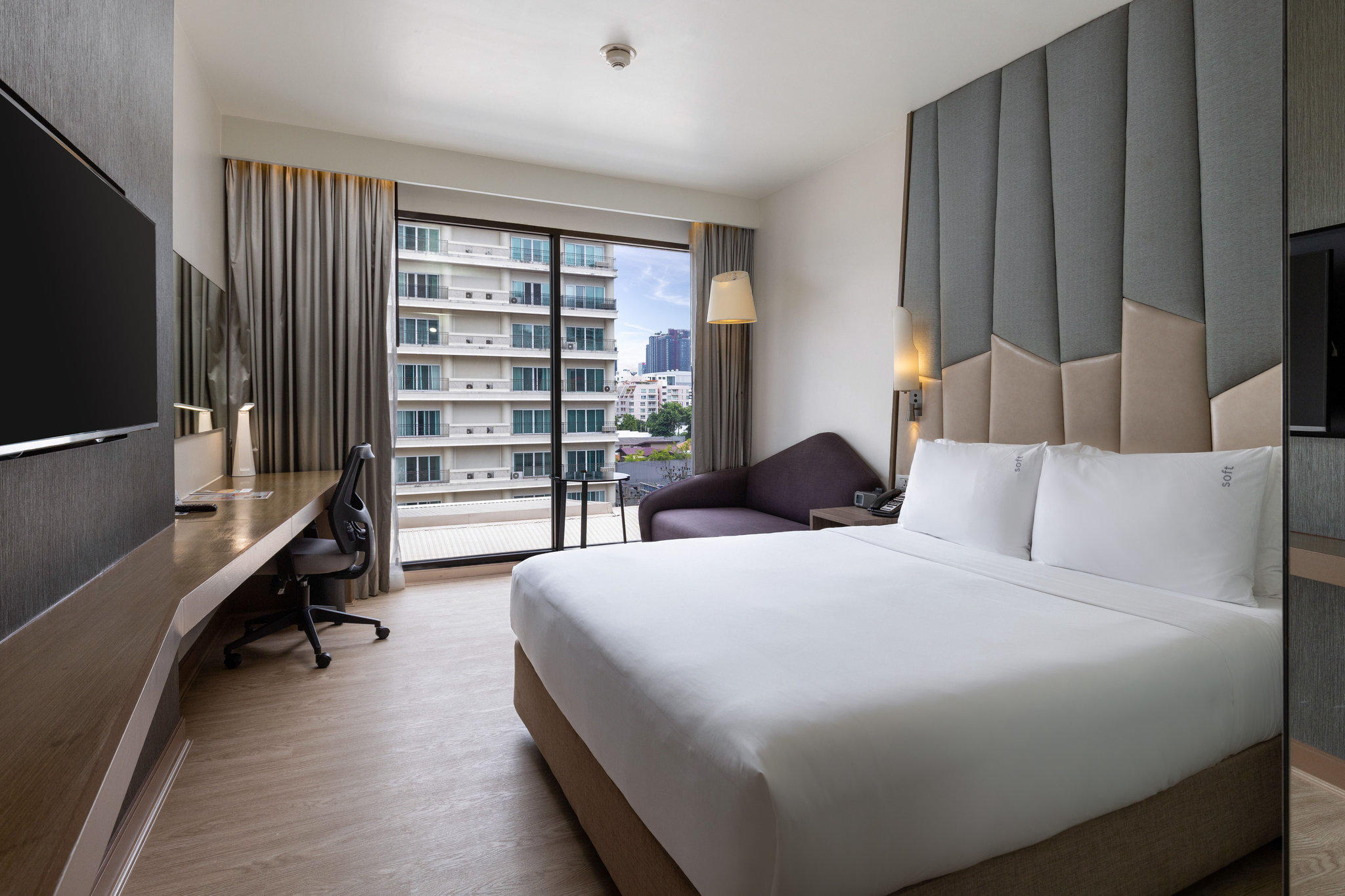 Фото Holiday Inn Express Bangkok Sukhumvit 11 by Ihg