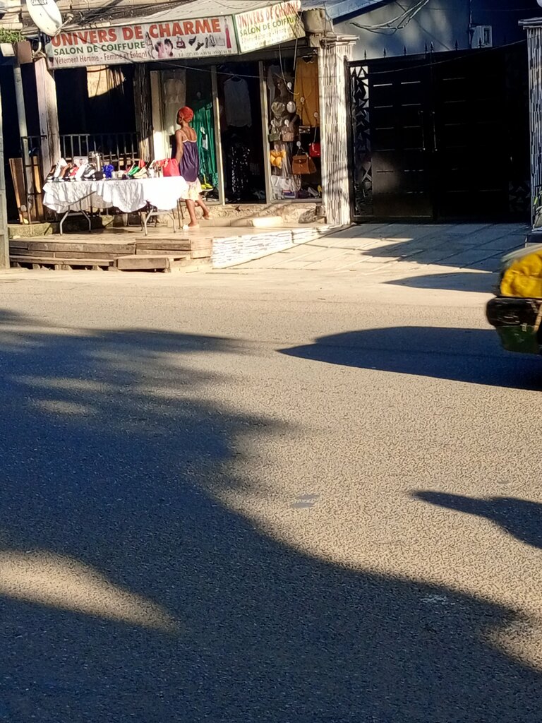 Clothing store Univers De Charme, Douala, photo