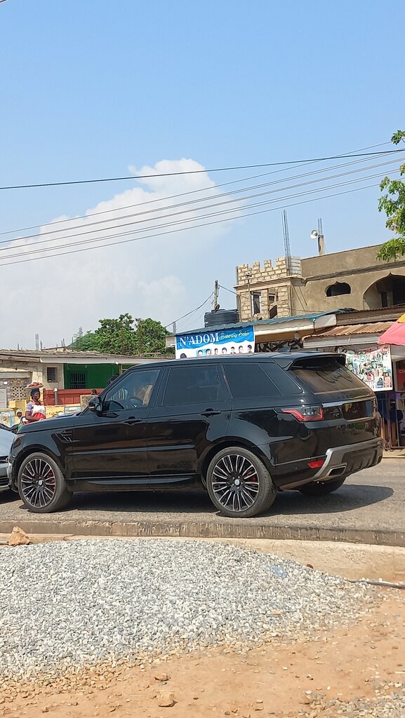 Hairdresser N'Adom Barbering Salon, Accra, photo