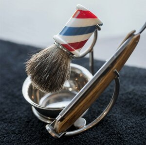 حلاق قريب مني