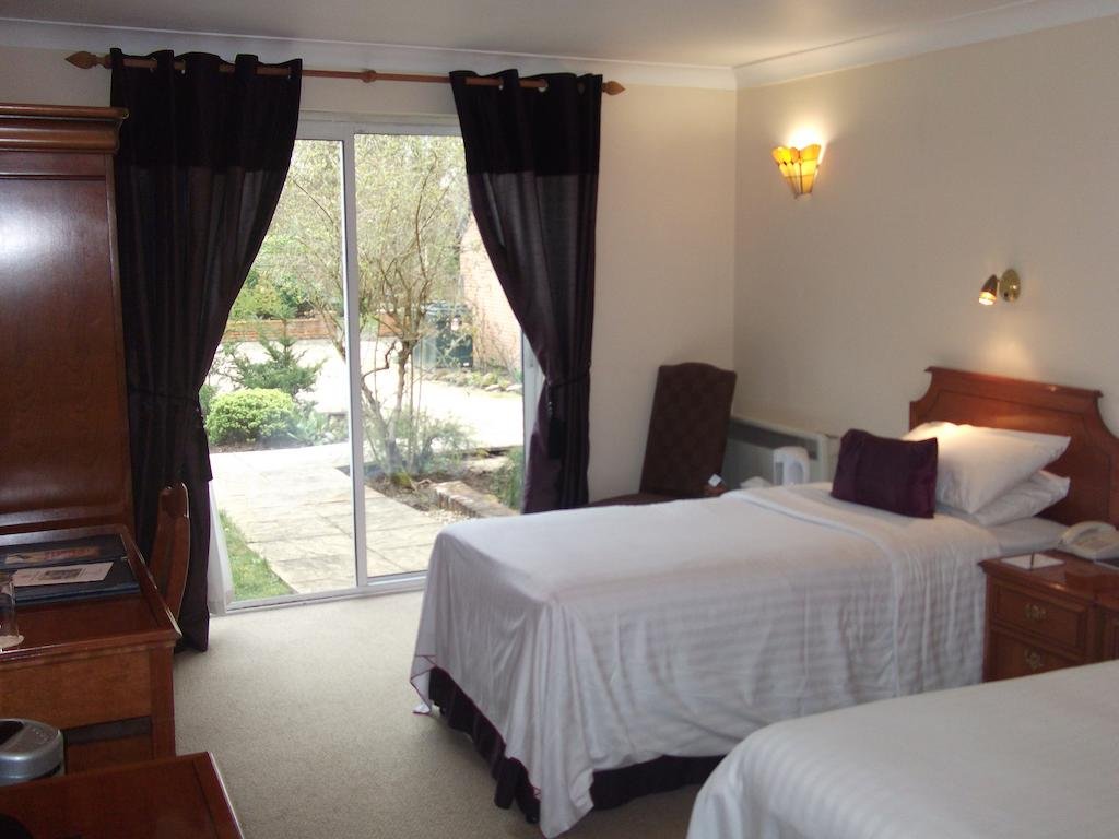 Фото Newbury Manor Hotel