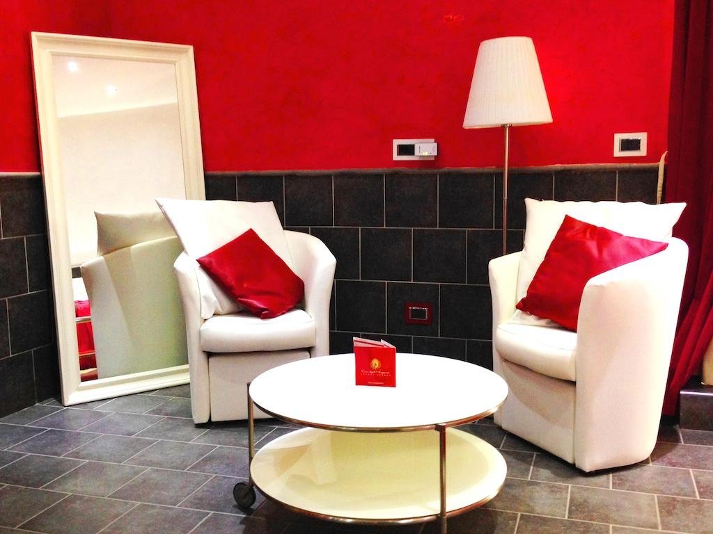 Фото Covo degli Angioini - Town House Suites