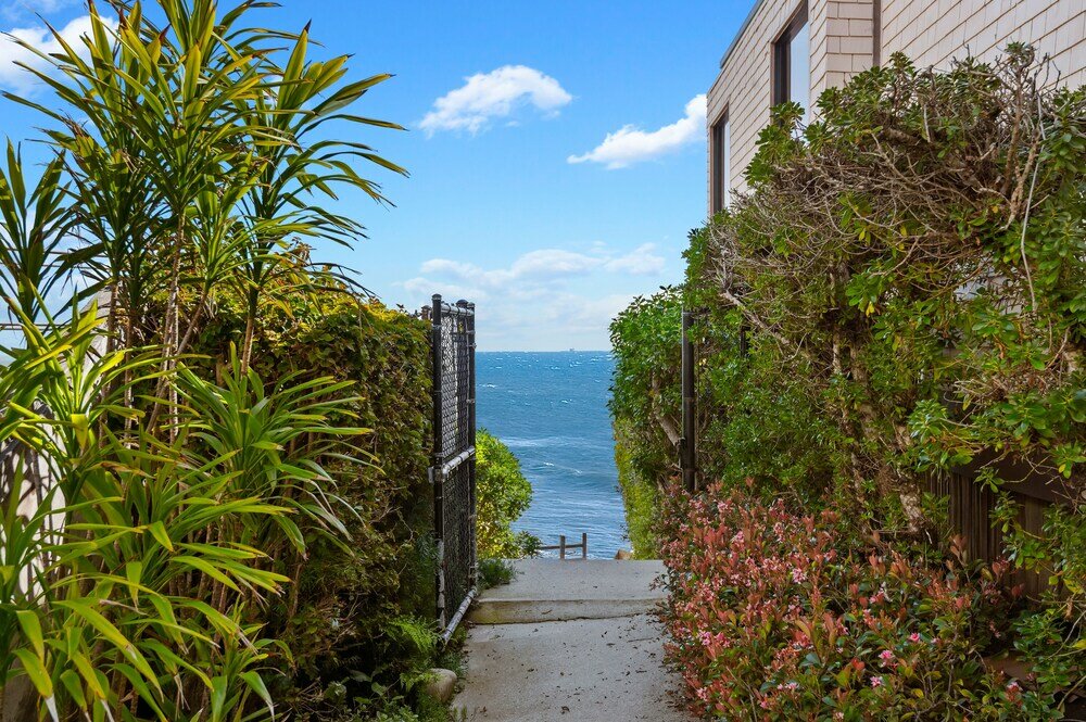 Фото Padaro Midcentury Beach & Garden