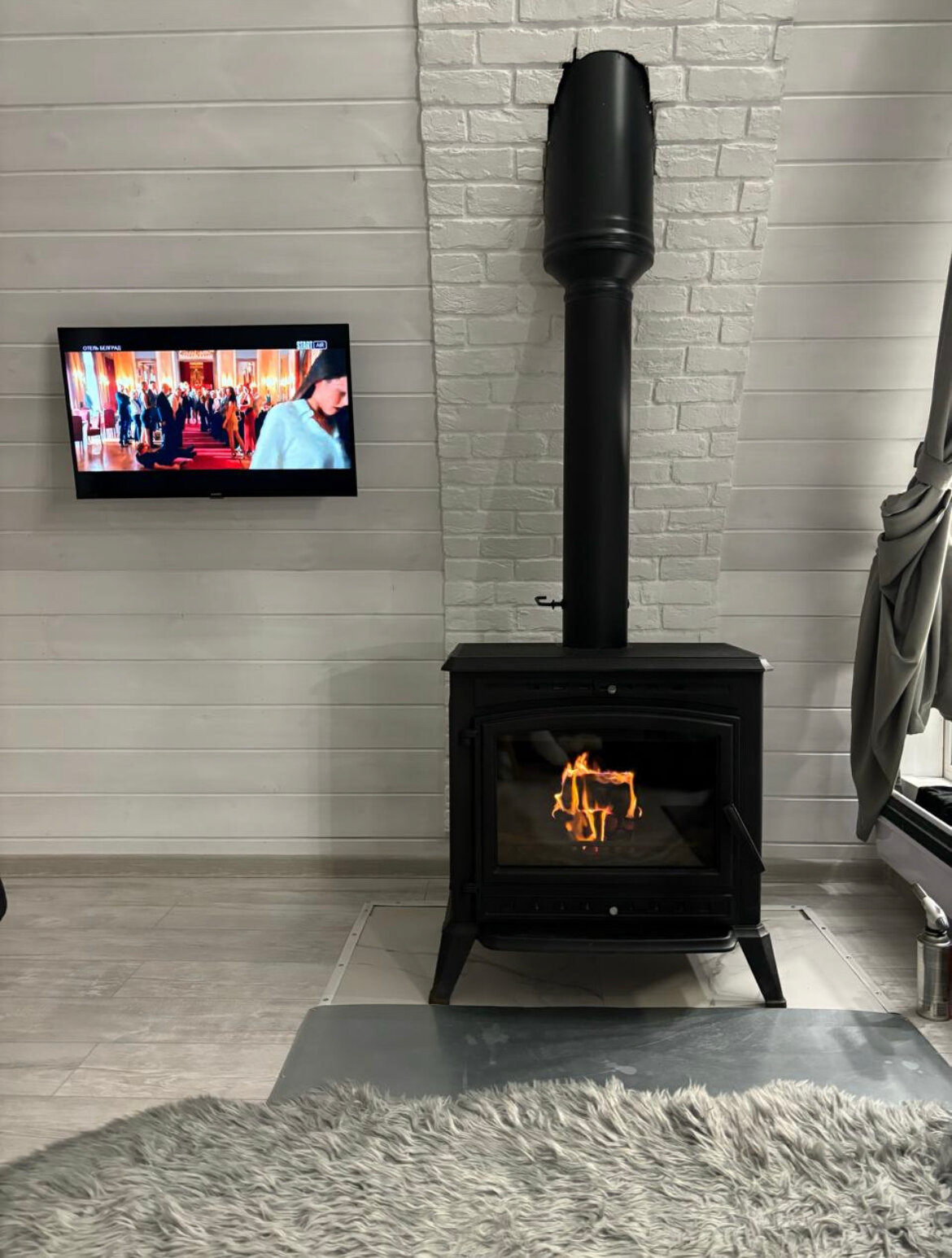 Фото White glamp