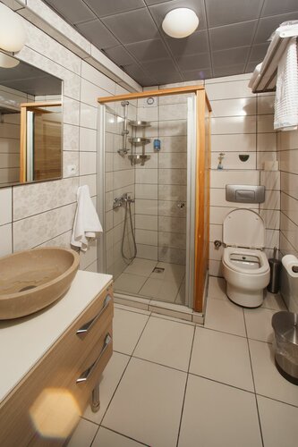 Гостиница Iola Hotel в Бозджааде
