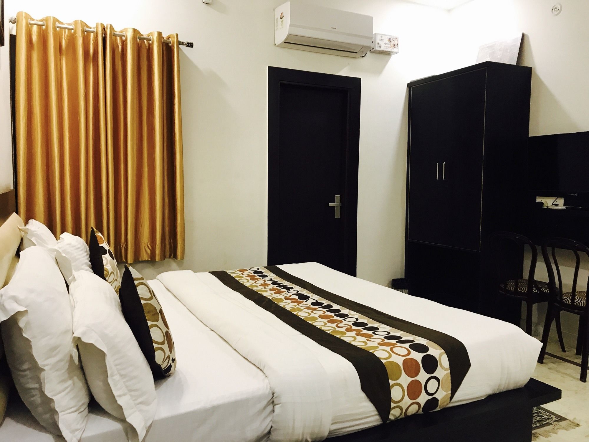 Фото Hotel Aaradhya Residency
