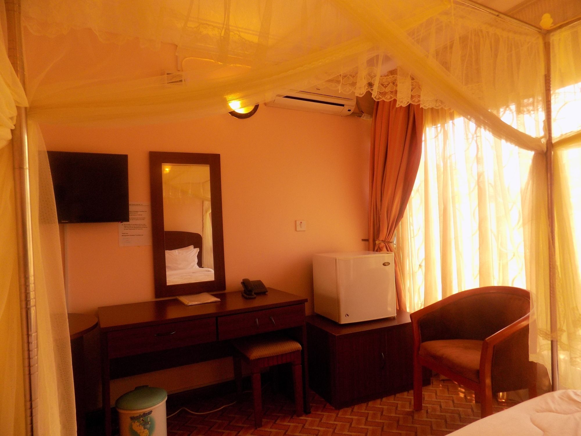 Фото Entebbe Travelle'rs Inn