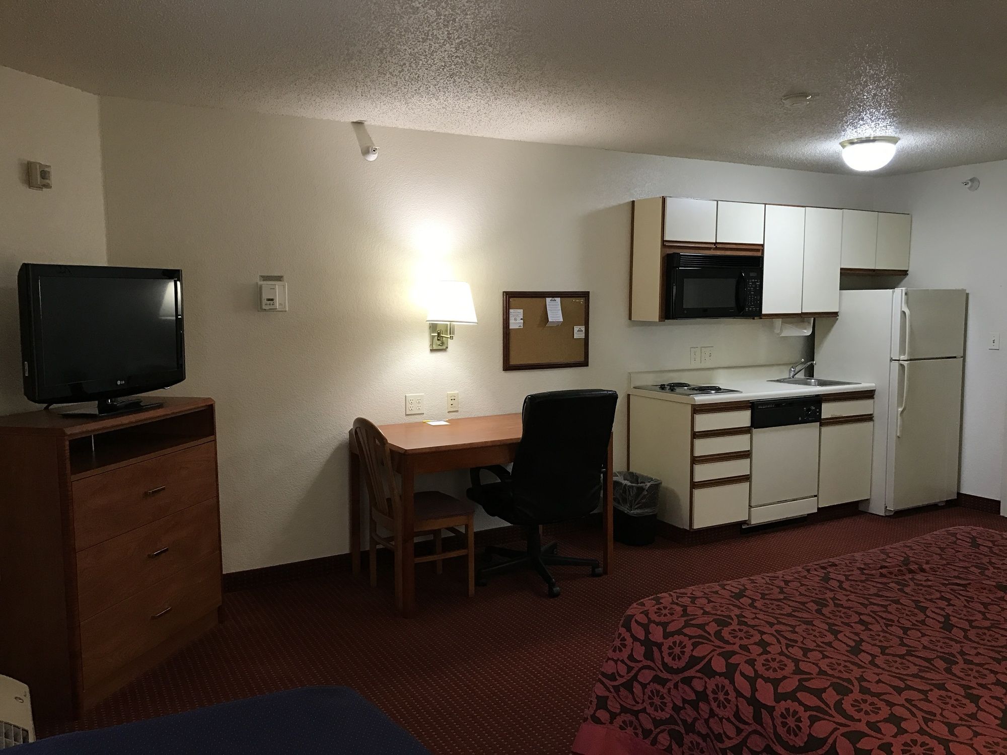 Фото Days Inn & Suites by Wyndham Green Bay Wi