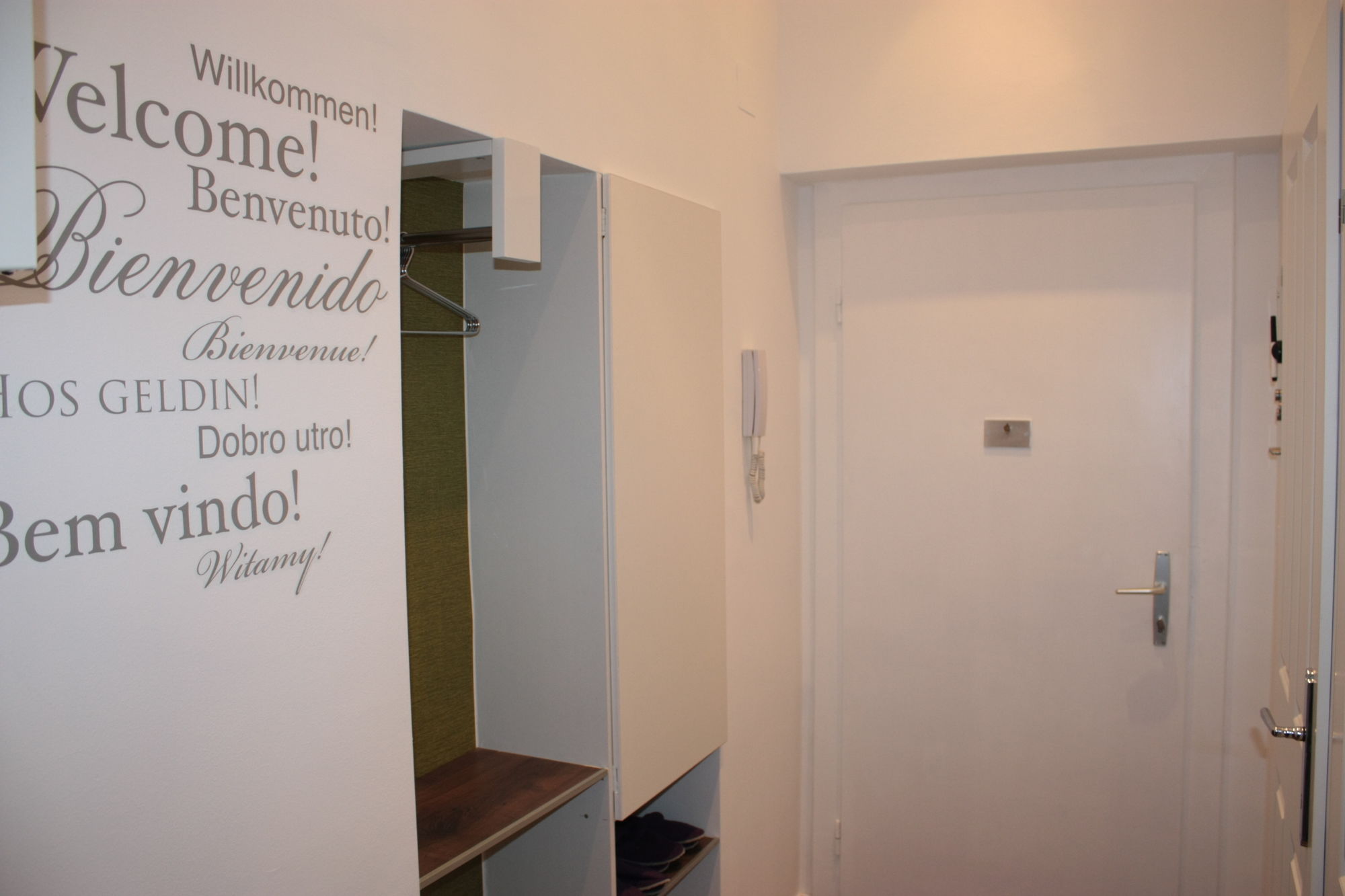 Фото GoVienna Small Modern Apartment