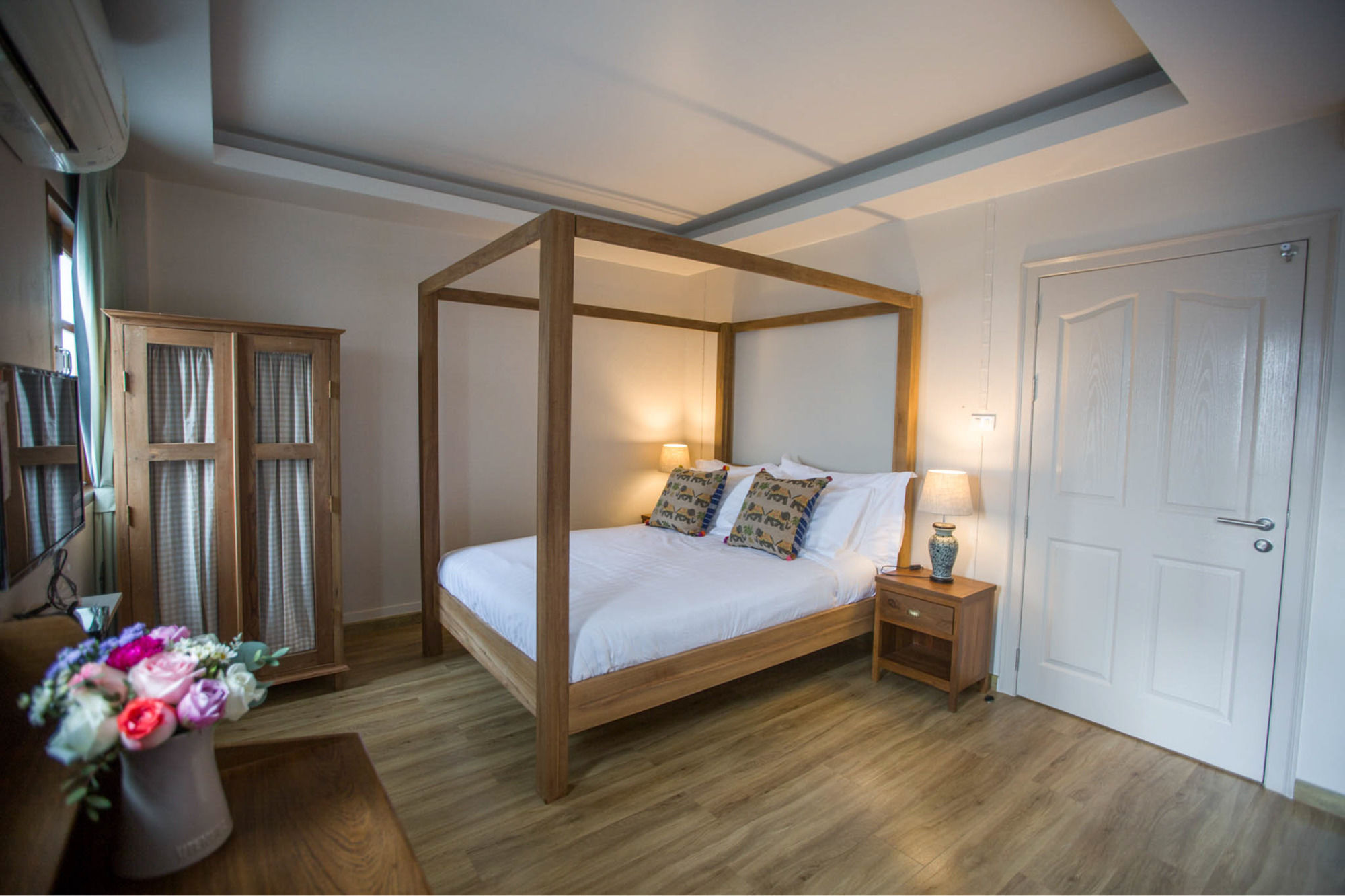 Фото Vera Nidhra - Self check-in after 7pm