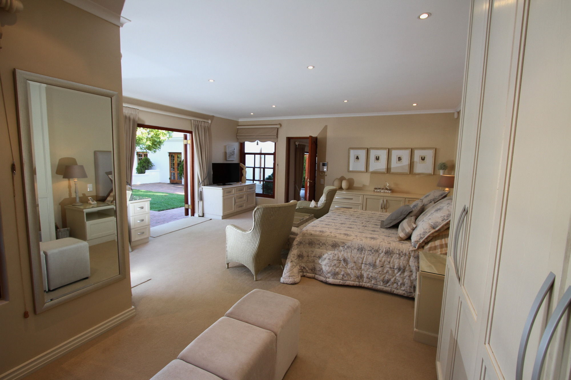 Фото Constantia Garden Suites