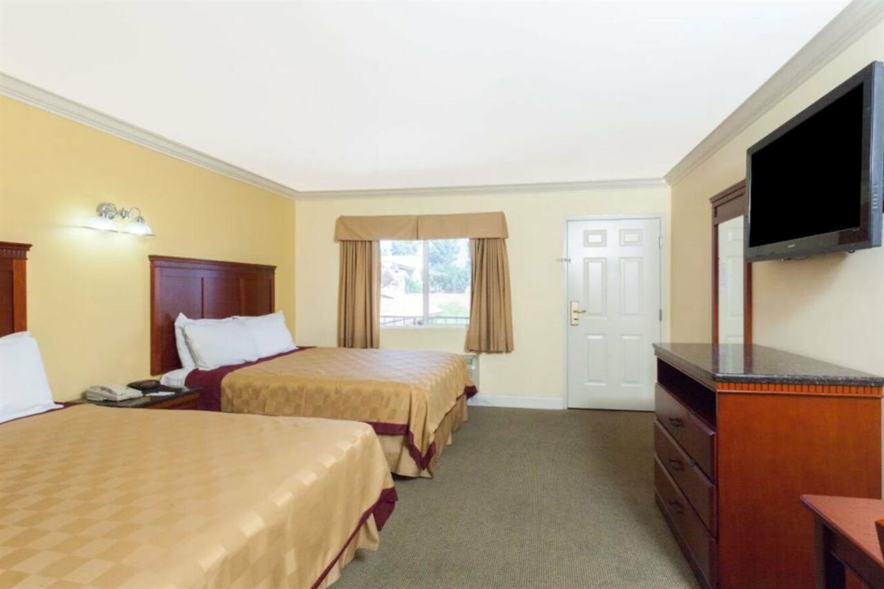 Фото Travelodge by Wyndham Brea