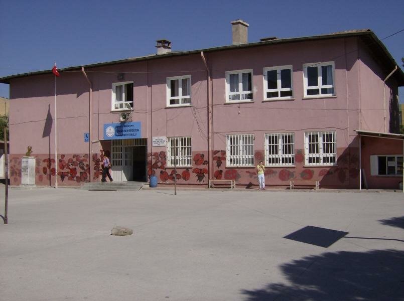 School Osman Nuri Ersezgin Middle School, Bergama, photo