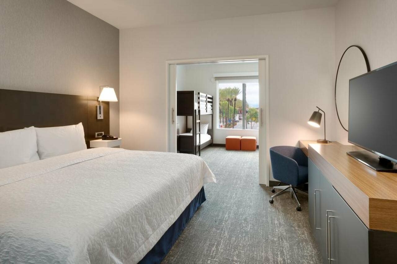 Фото Hampton Inn & Suites Anaheim Resort Convention Center
