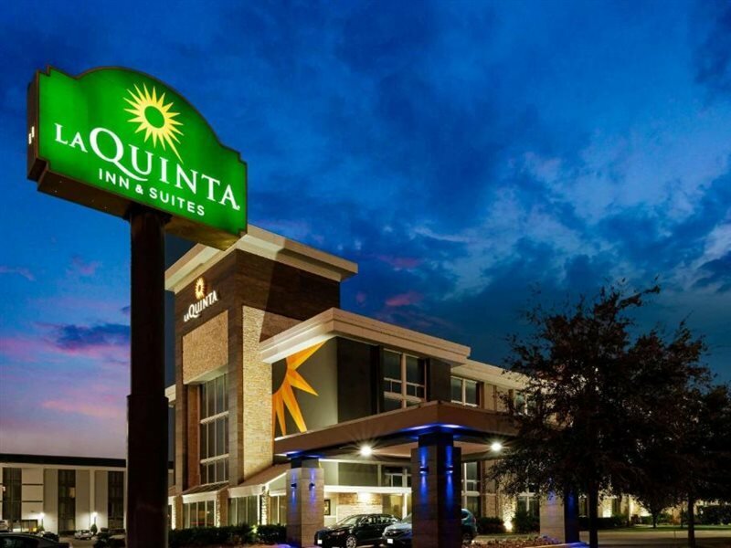 Фото La Quinta Inn & Suites by Wyndham Dallas I-35 Walnut Hill Ln