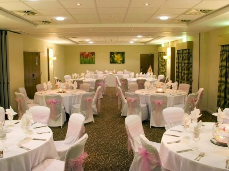 Фото Hilton Garden Inn Luton North