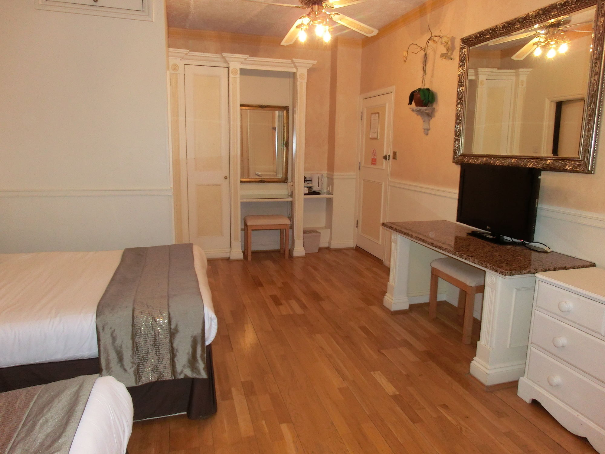 Фото Rushmore Hotel