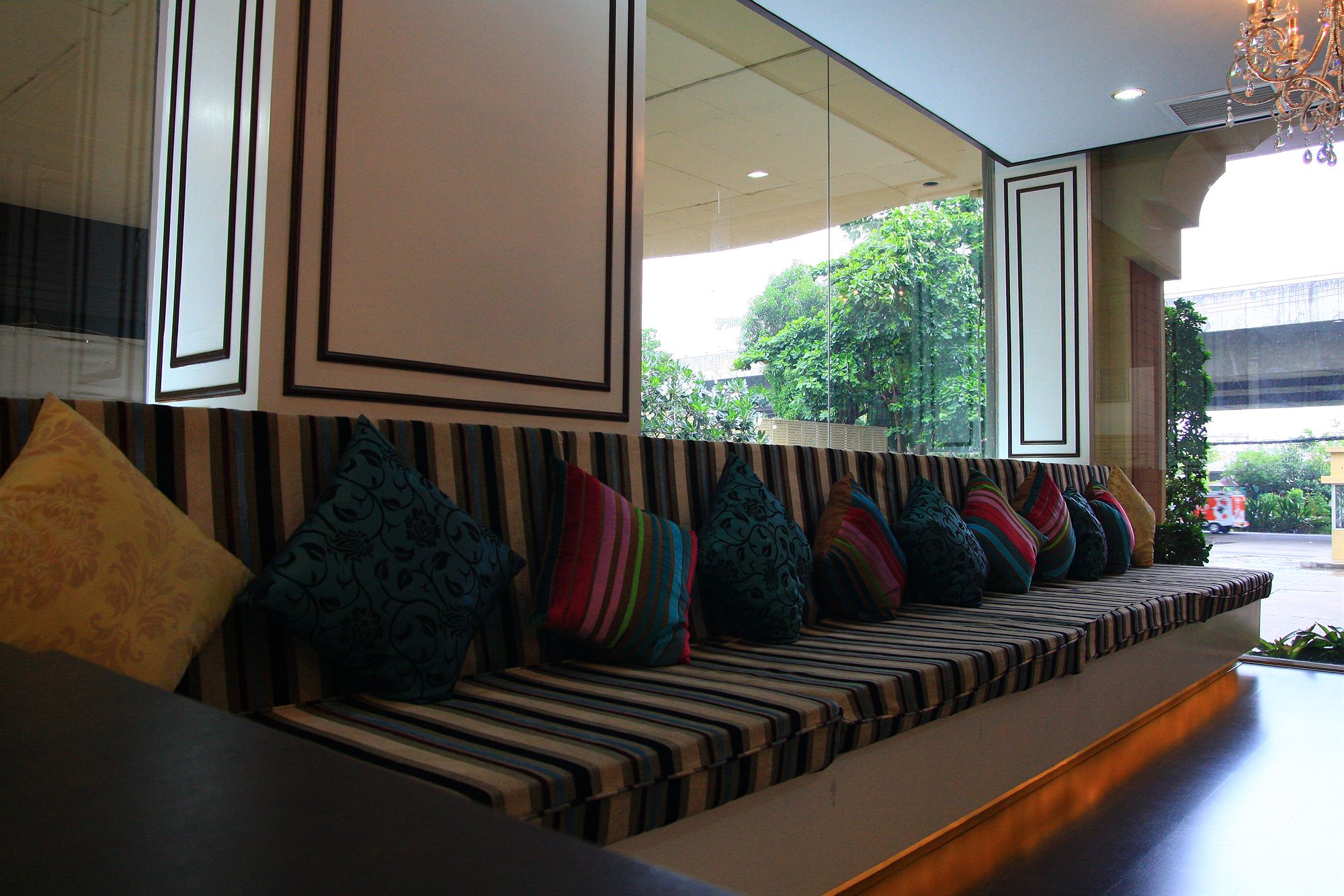 Фото The Legacy Hotel