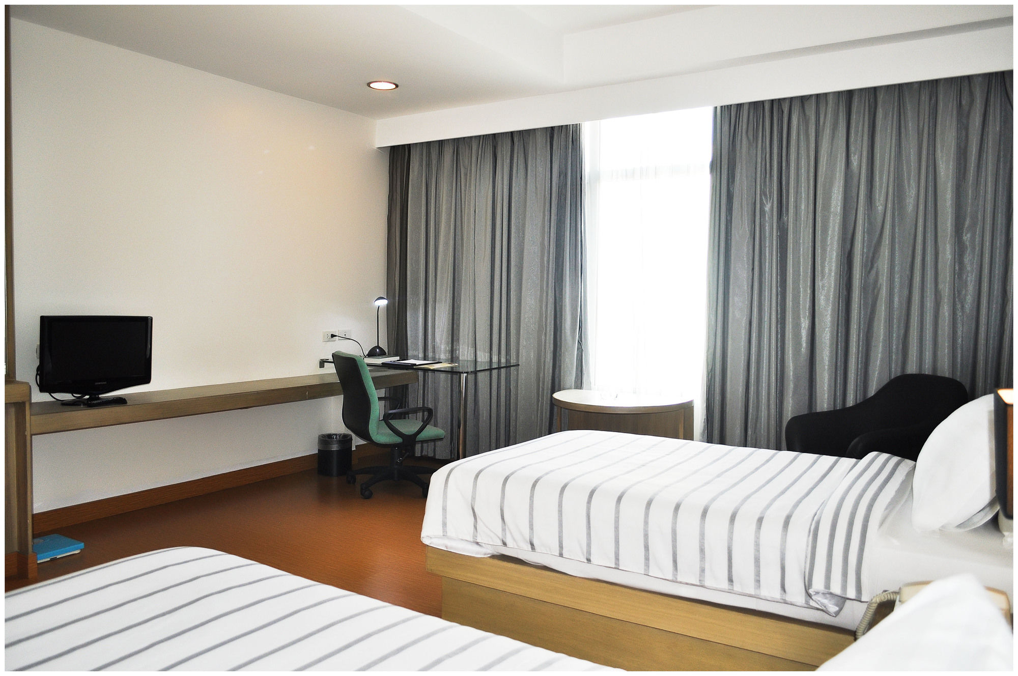 Фото Paseo Premiere Hotel