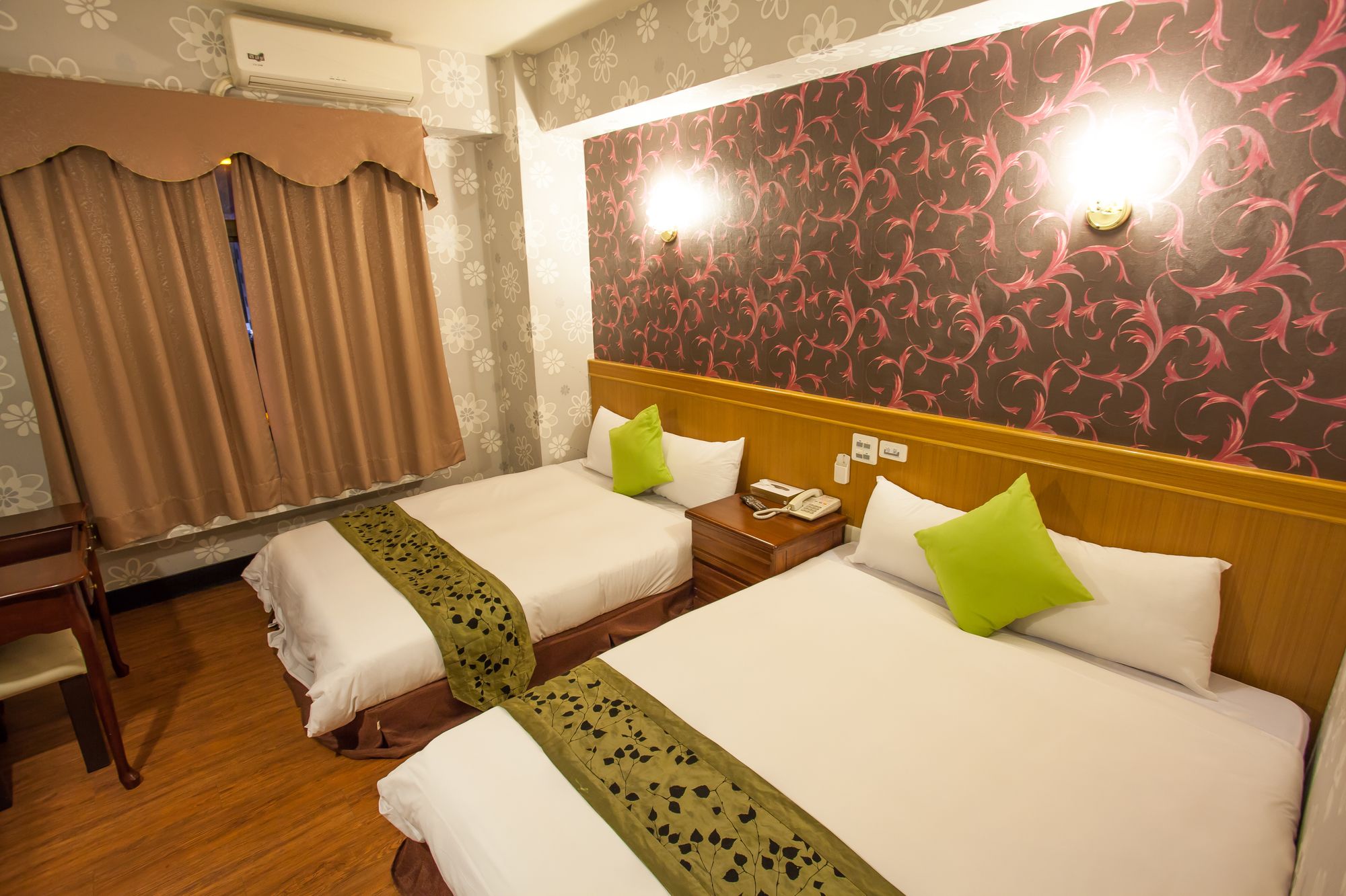 Фото Chiayi Crown Hotel