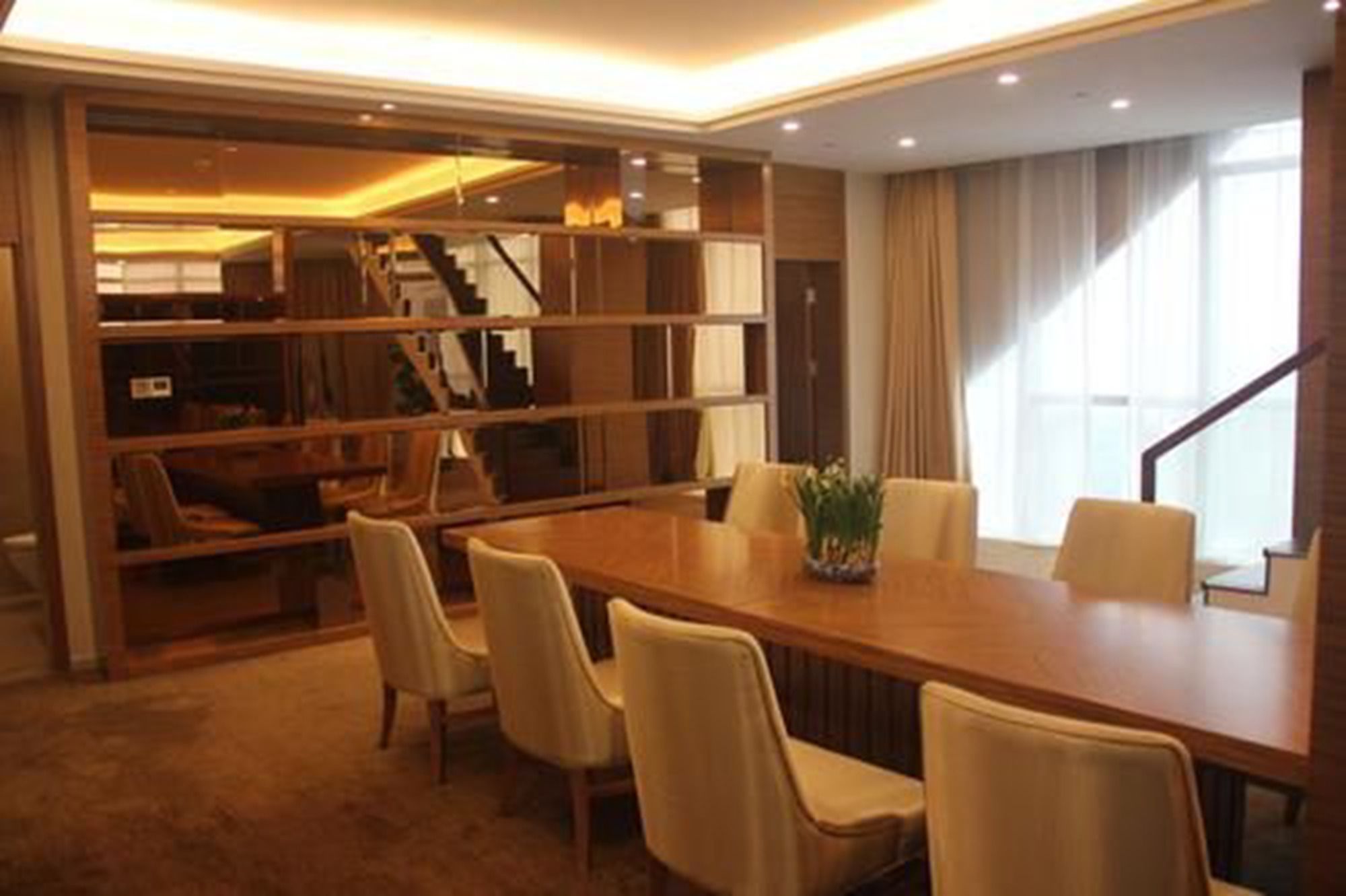 Фото Shenzhen Baoan Plus Gems Cube Hotel