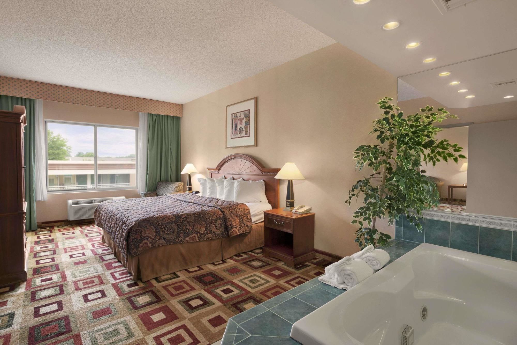 Фото Days Inn & Suites by Wyndham Albany