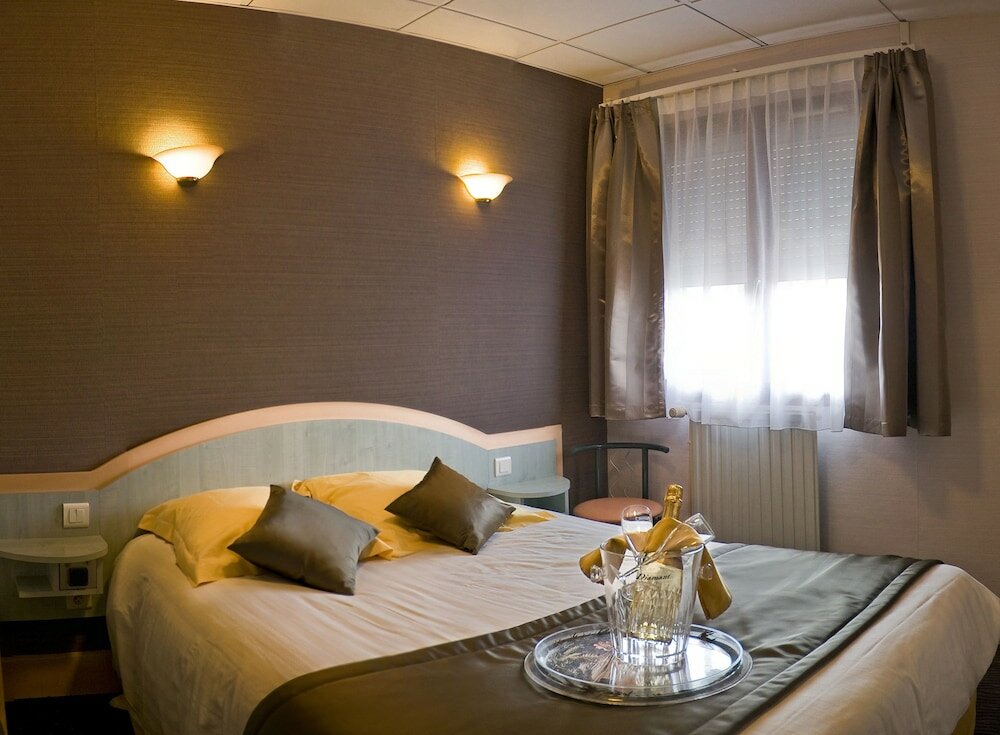 Фото Logis Hôtel Au Tambour