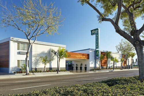 Гостиница Studio Inn and Suites в Дауни